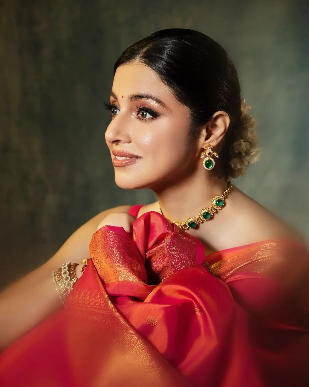 Divya Khosla Kumar Wearing Beautiful Earrings Jewellery Red Saree